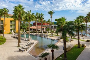 3 ulkouima-allasta avoinna 10.00–18.00, aurinkovarjoja, aurinkotuoleja