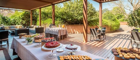 Déjeuner et souper servis sur place, cuisine locale