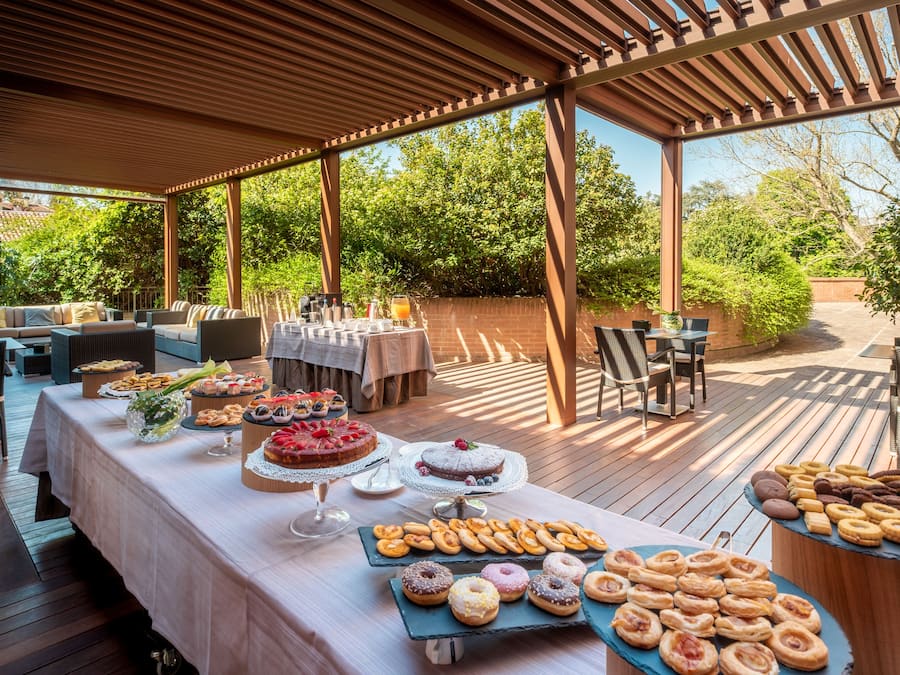 Frokost og middag serveres, lokale retter