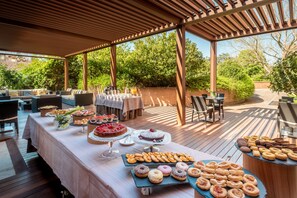 Frühstück und Abendessen, lokale Küche
