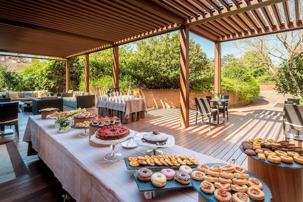Serveert ontbijt en diner, lokale gerechten