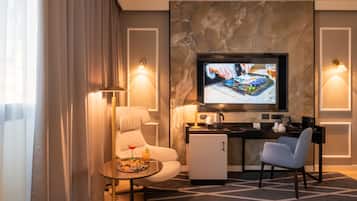 Minibar, Zimmersafe, individuell eingerichtet, Schreibtisch