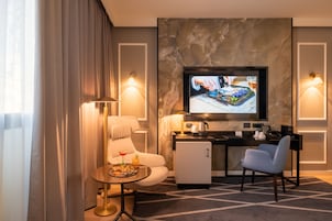 Minibar, caja de seguridad en la habitación y muebles diferentes
