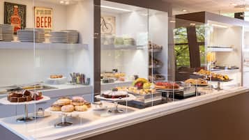 Petit déjeuner buffet (15 EUR par personne)