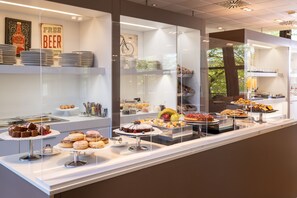 Desayuno buffet (EUR 15 por persona) 