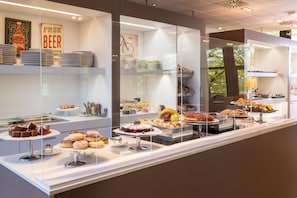 Desayuno buffet (EUR 15 por persona)