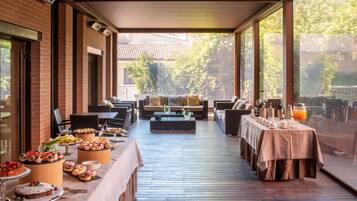 Aamiainen ja illallinen, paikallinen keittiö