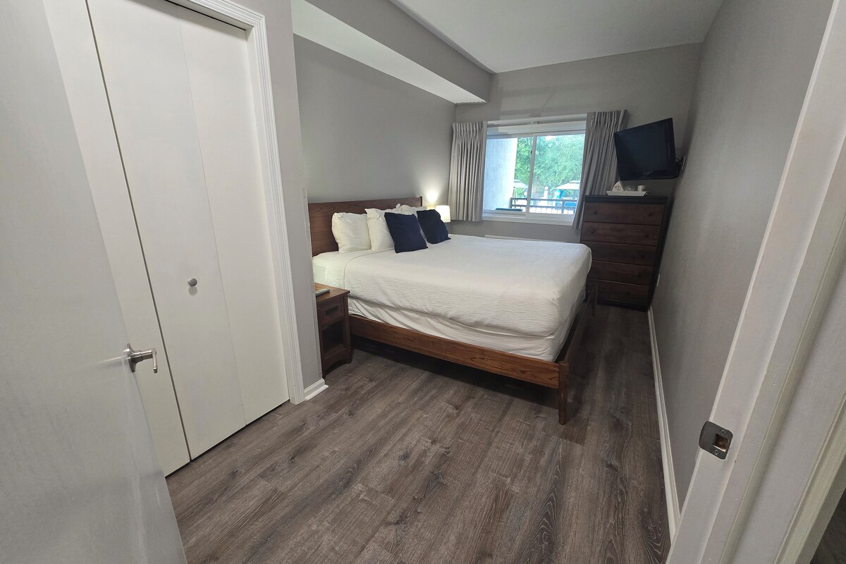 Commodore Suite Pool View | Premium bedding, iron/ironing board, individually decorated