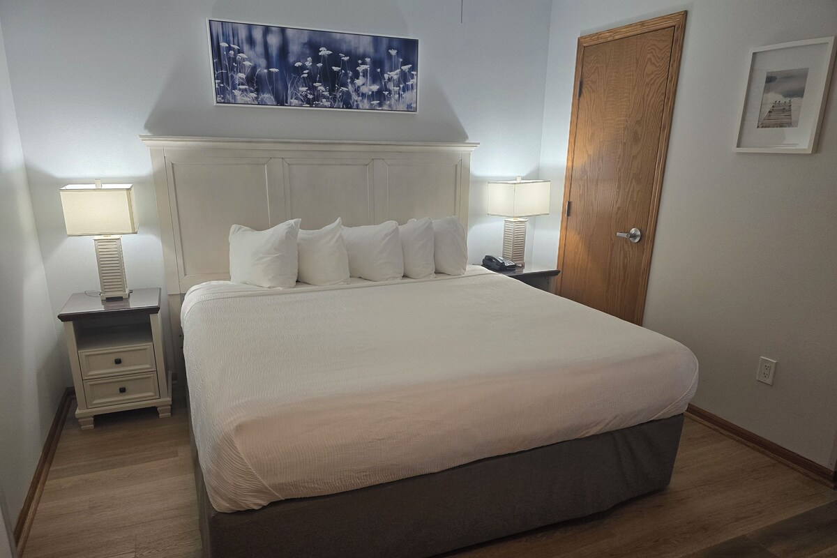Anchor Pool View | Premium bedding, iron/ironing board, individually decorated