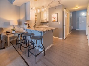 Suite (Belle Loft) | Privékeuken | Een koelkast met diepvriezer, een microgolfoven, een kookplaat