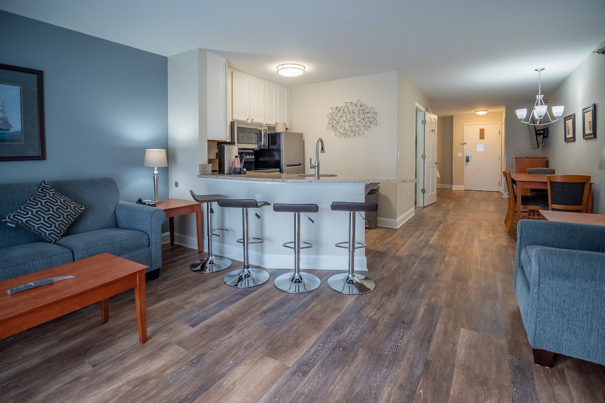 Un appartement moderne comprenant un salon, une cuisine et un coin repas.
