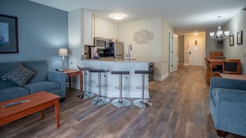 Anchor Standard View | Oppholdsområde | En 40-tommers Flatskjerm-TV med kabel-kanaler samt peis