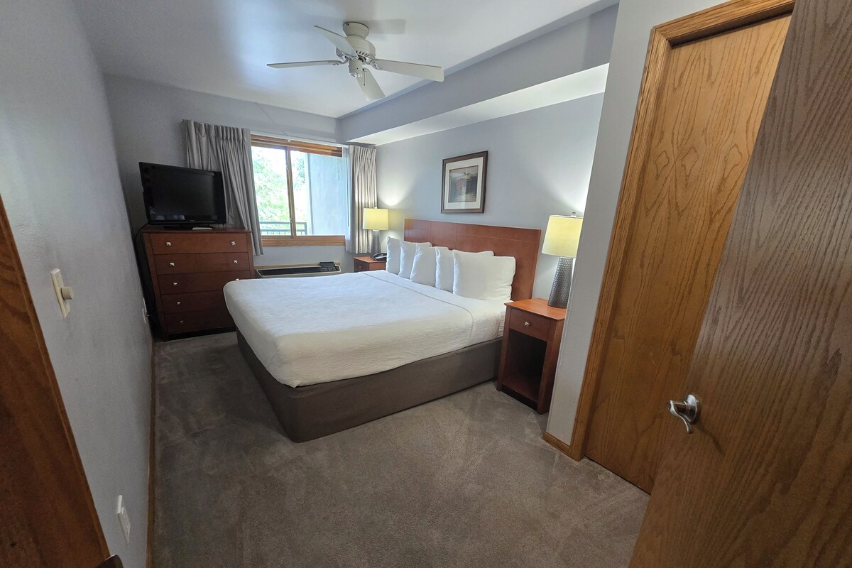 Commodore Suite Nature Preserve View | Premium bedding, iron/ironing board, individually decorated