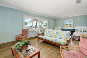 Living area - Shoreline Suites & Cabana Cottages (Daytona Beach Shores)