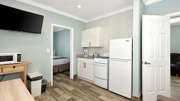 Suite, 2 Bedrooms, Kitchen | Private kitchen | Fridge, microwave, coffee/tea maker, cookware/dishes/utensils