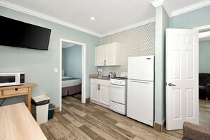 Suite, 2 Bedrooms, Kitchen | Private kitchen | Fridge, microwave, coffee/tea maker, cookware/dishes/utensils