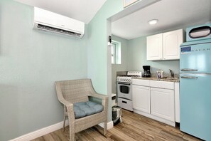 村舍, 1 张大床 | 私人厨房 | 冰箱、微波炉、茶具/咖啡用具、厨具/餐具