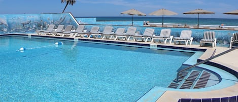 Piscine extérieure, parasols de plage, chaises longues