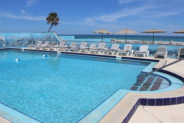 Piscine extérieure, parasols de plage, chaises longues