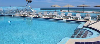 Shoreline Suites & Cabana Cottages