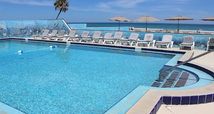 Shoreline Suites & Cabana Cottages