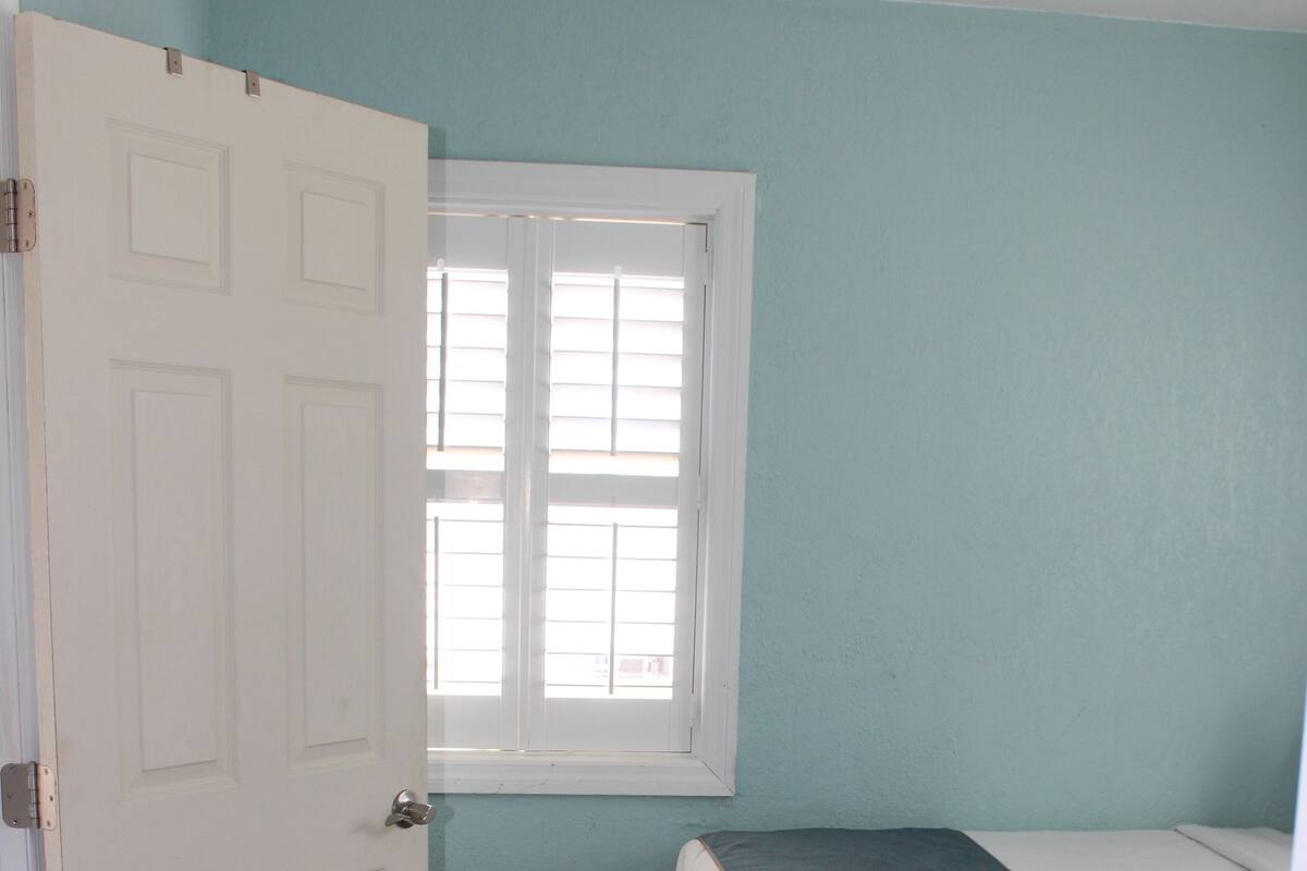 Cortinas blackout, tabla de planchar con plancha y cunas gratuitas 