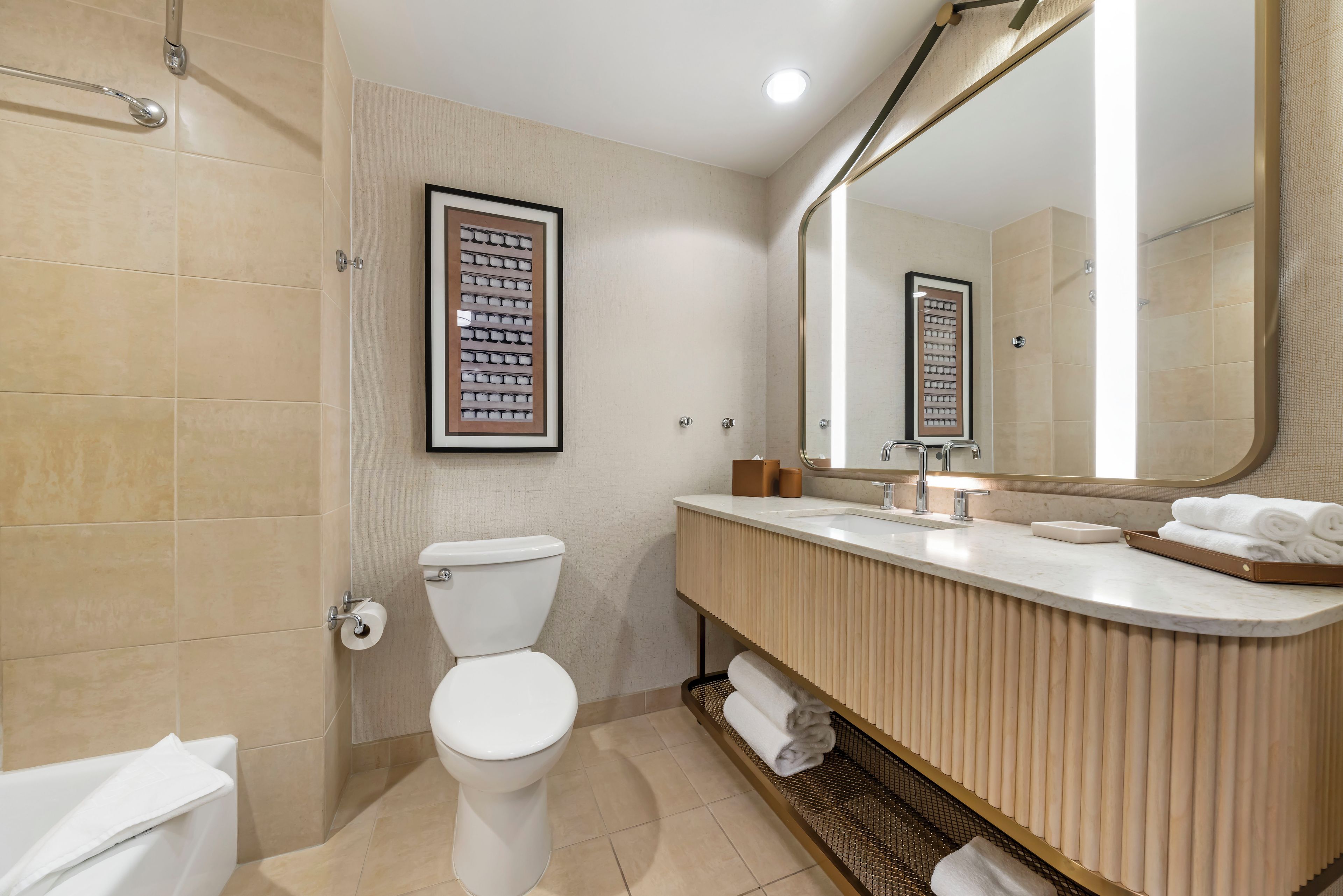 Ein modernes Badezimmer mit Toilette, Waschbecken und Dusche.