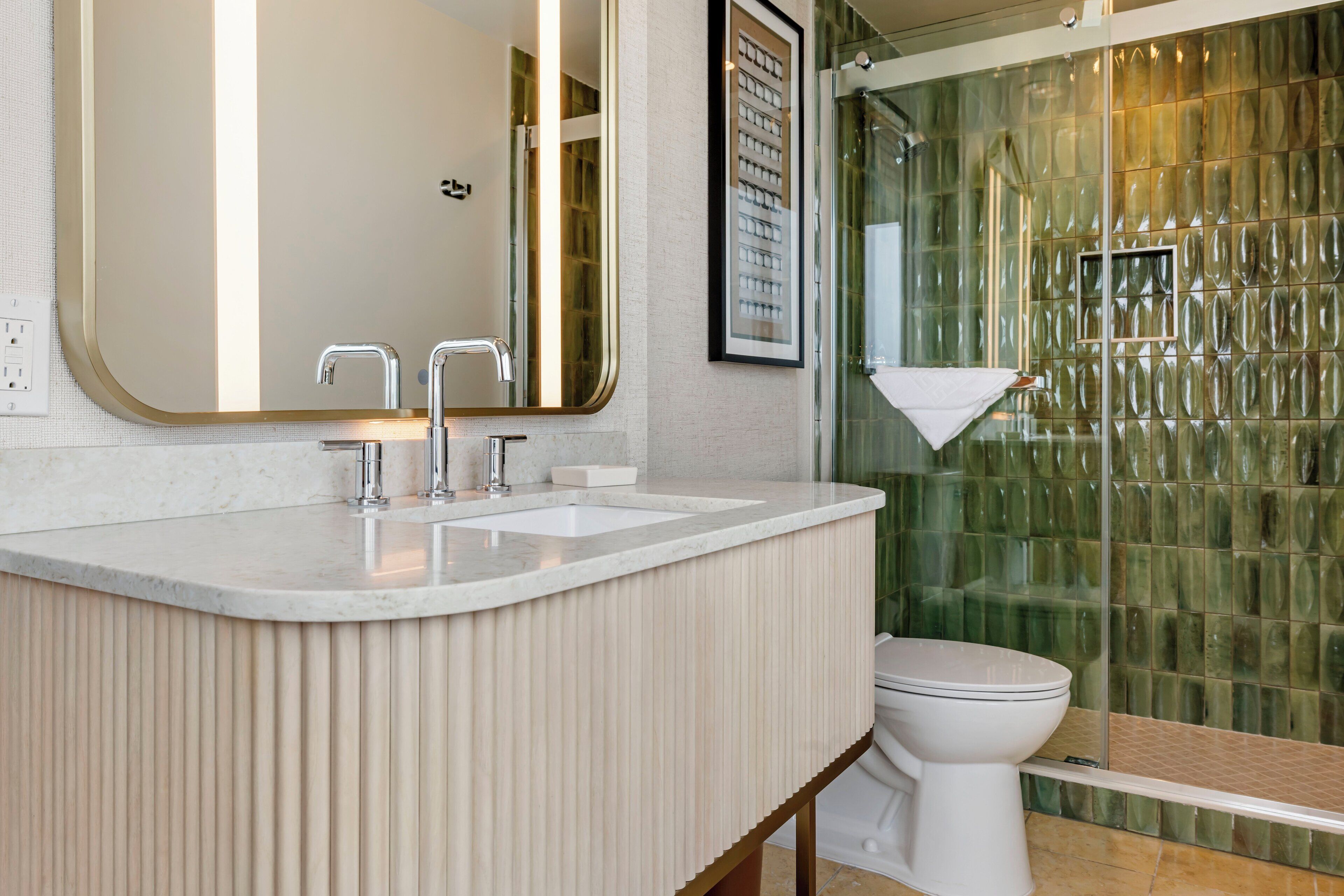 Une salle de bain moderne avec un grand miroir, deux vasques et une douche à l’italienne.