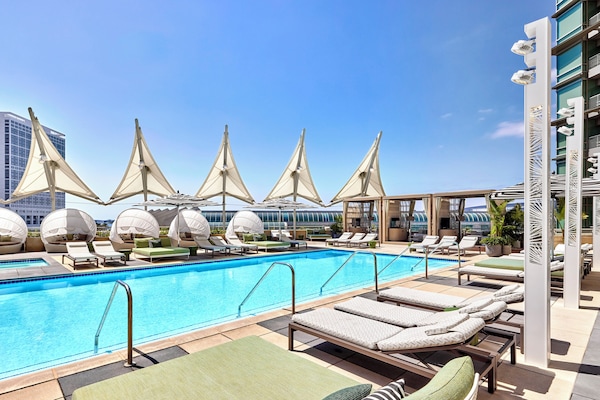 Piscina all'aperto, cabanas (a pagamento), ombrelloni da piscina