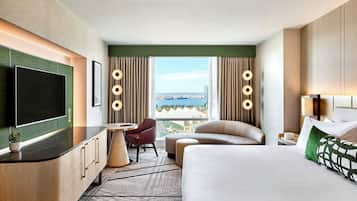 Premier-Zimmer, 1 King-Bett, Buchtblick (Spacious) | Hochwertige Bettwaren, Daunenbettdecken, Zimmersafe, Schreibtisch