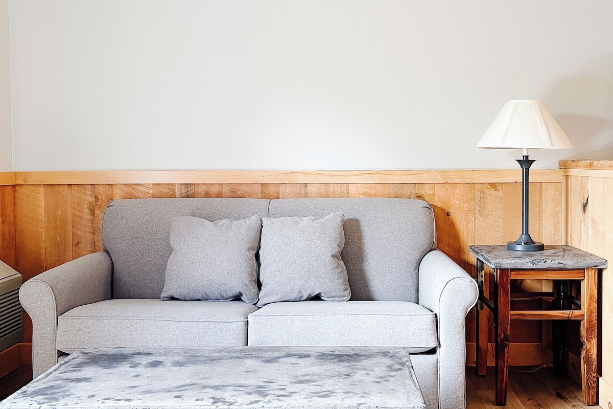 standard double room | pillow-top beds, in-room safe, desk, iron/ironing board