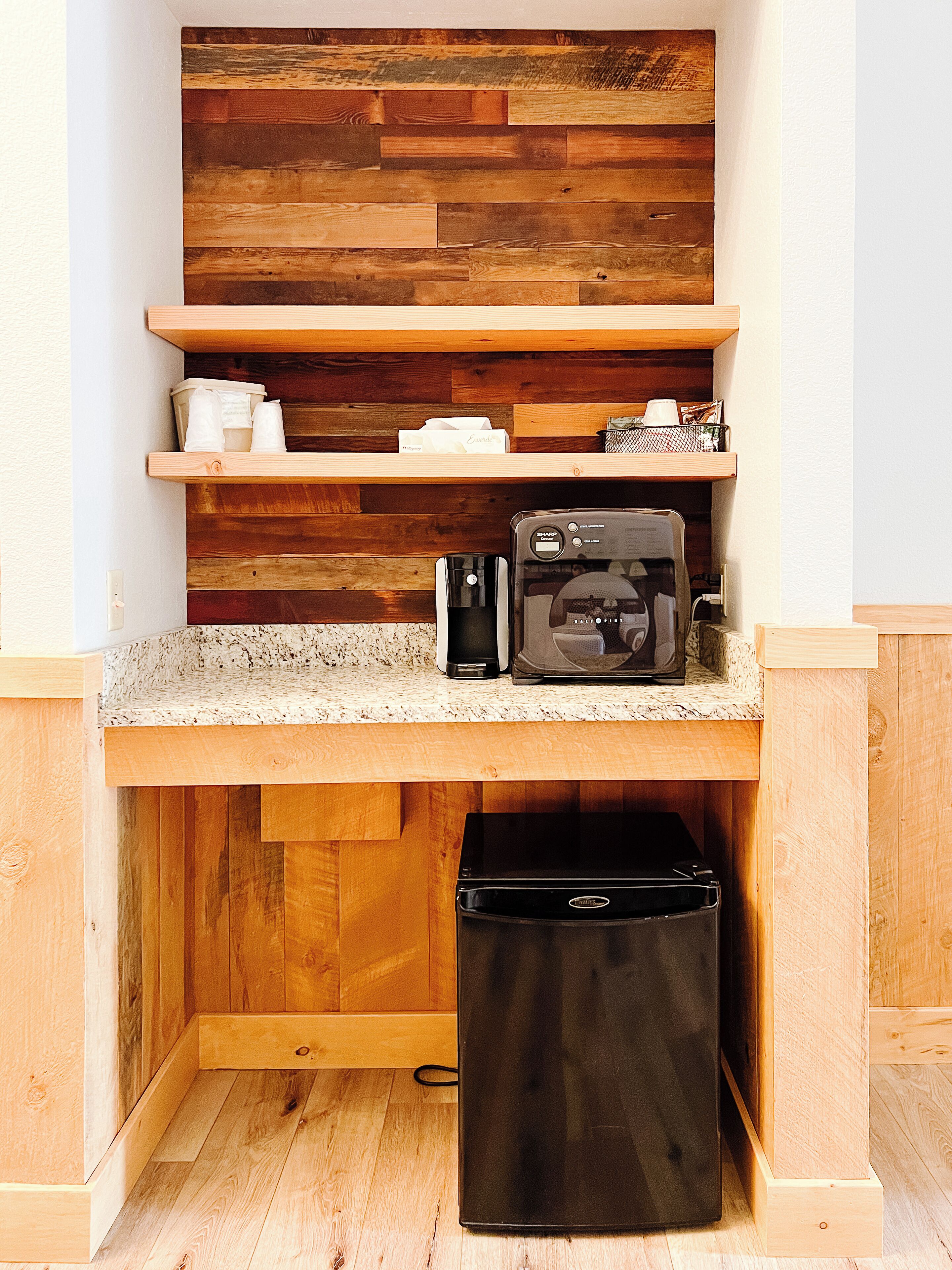 standard double room | pillow-top beds, in-room safe, desk, iron/ironing board