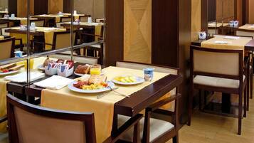 Se ofrece un desayuno bufé entre semana (10 EUR por persona)