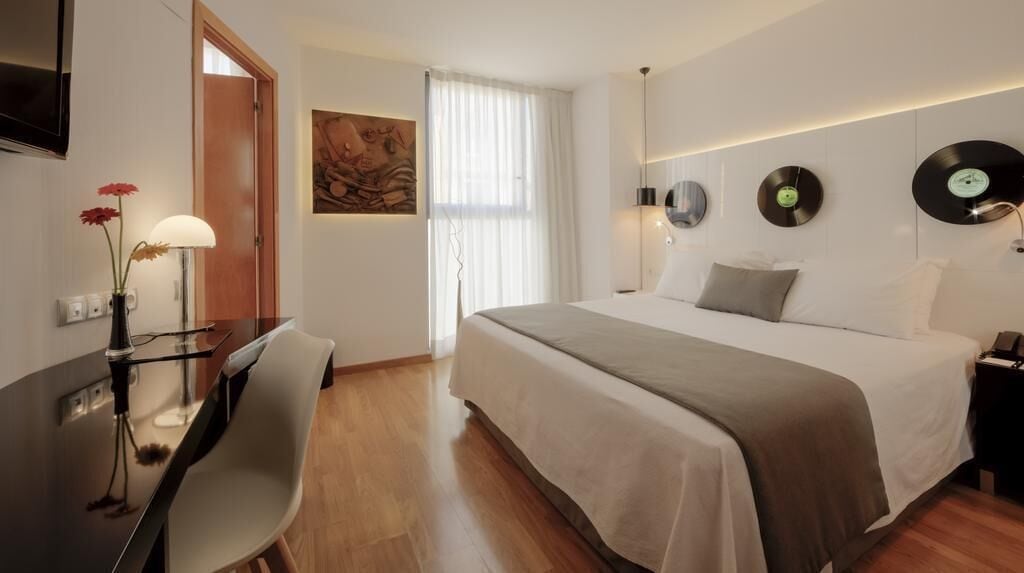 Frigobar, cofres nos quartos, escrivaninha, cortinas blackout