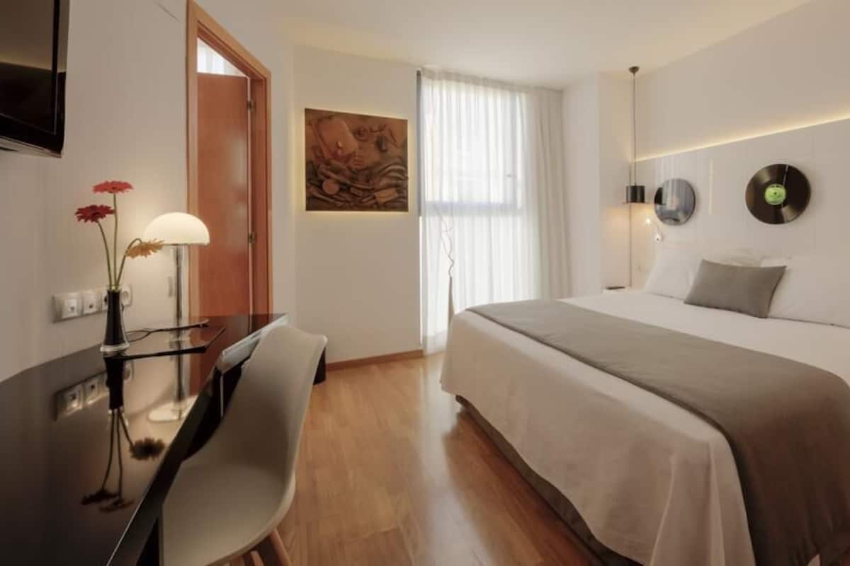 Frigobar, cofres nos quartos, escrivaninha, cortinas blackout