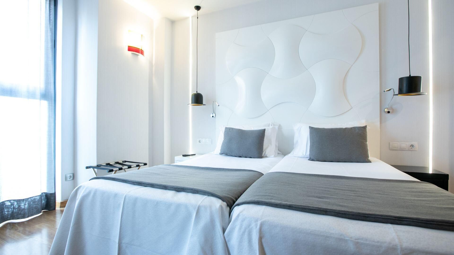 ميني بار وخزنة داخل الغرفة ومكتب وستائر تعتيم