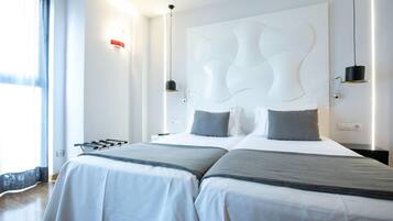 Standaard tweepersoonskamer | Een minibar, een kluis op de kamer, een bureau, verduisterende gordijnen