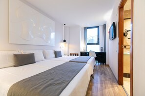 Minibar, värdeförvaringsskåp på rummet och skrivbord