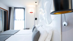 Dobbeltrom – standard | Minibar, safe på rommet, skrivebord og blendingsgardiner