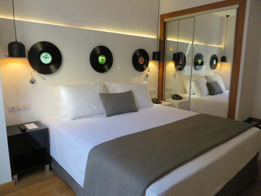 Frigobar, cofres nos quartos, escrivaninha, cortinas blackout