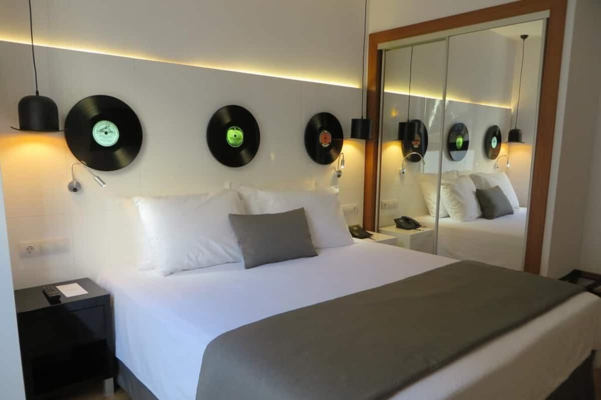 Frigobar, cofres nos quartos, escrivaninha, cortinas blackout
