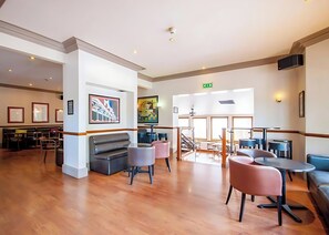 供應早餐、午餐和晚餐，英國料理