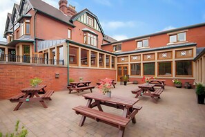 BBQ/picnic area - Staindrop Hotel (Sheffield)
