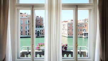 Suite Junior, vista canale | 1 camera, copriletto in piuma, minibar, cassaforte in camera