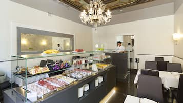 Petit déjeuner buffet (30 EUR par personne)
