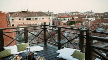 Habitación Premium, 1 cama de matrimonio, terraza, vistas a la ciudad | Edredones de plumas, minibar, caja fuerte y wifi gratis