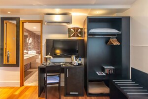 Deluxe Double Room, Jetted Tub | Hypo-allergenic bedding, in-room safe, blackout drapes, soundproofing