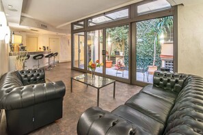 Lobby sitting area - Hotel Aphrodite (Rome)