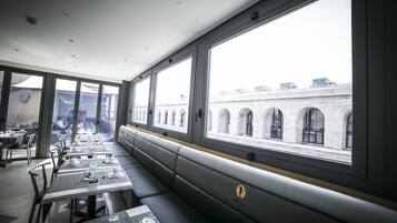 Daily cooked-to-order breakfast (EUR 10 per person)