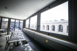 Daily cooked-to-order breakfast (EUR 10 per person)